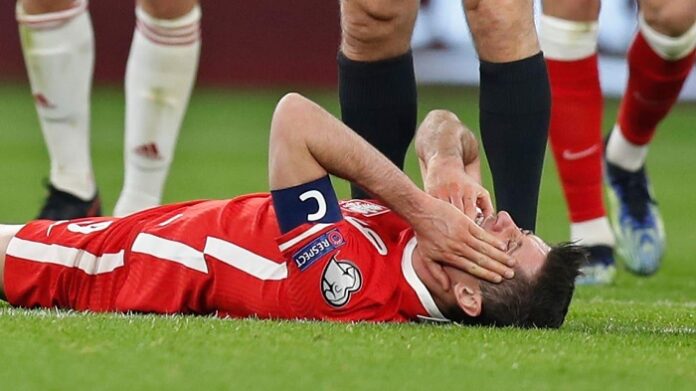 Lewandowski to miss PSG Champions League clash with knee injury